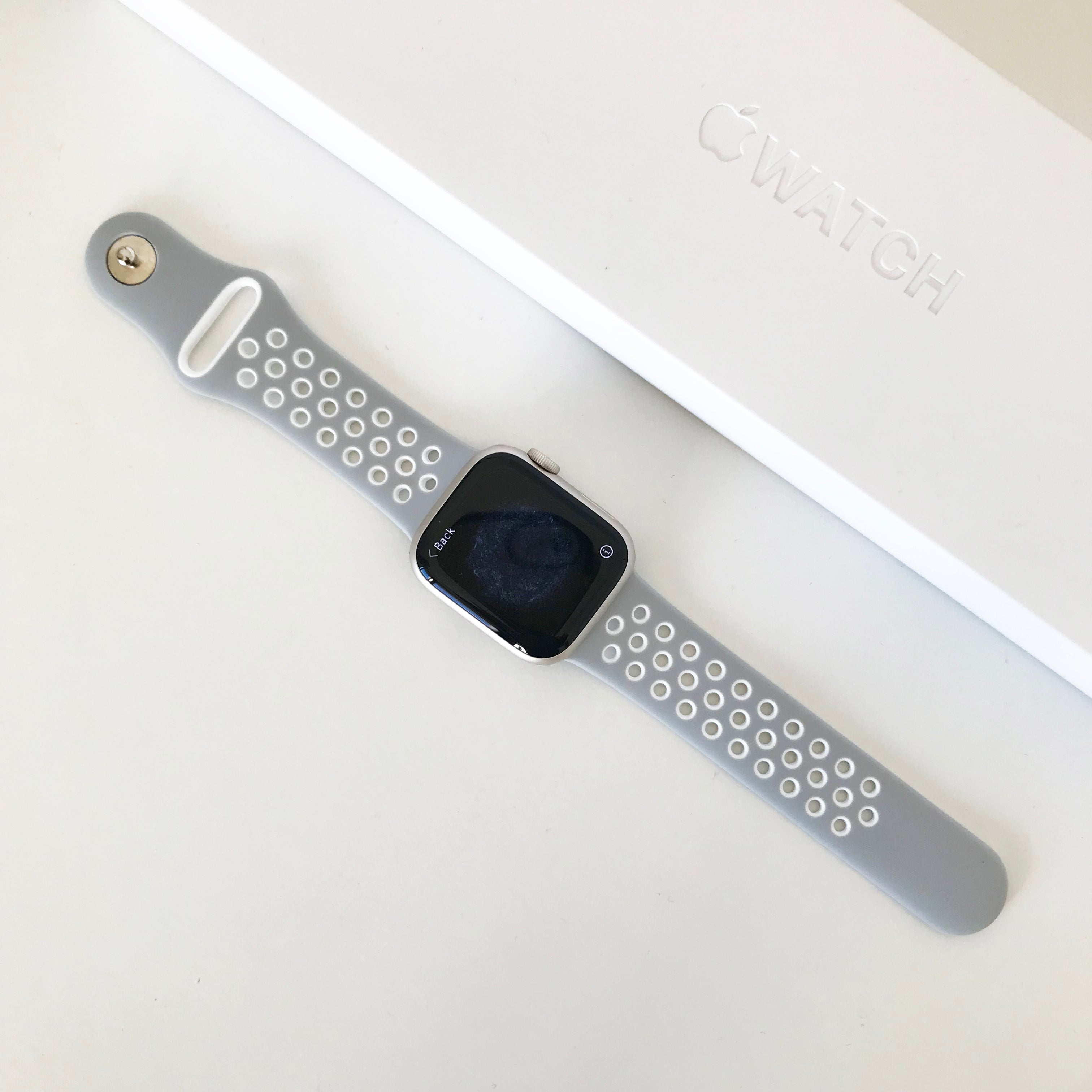 Apple Watch 穴 スポーツバンド(グレーホワイト) –